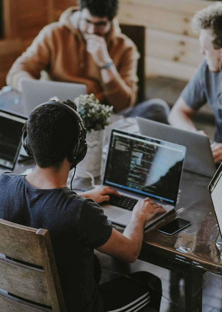 Capa do artigo: Como Escolher uma Empresa de Desenvolvimento de Software à Medida